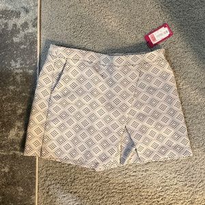 Size 6 Vince Camuto skort.